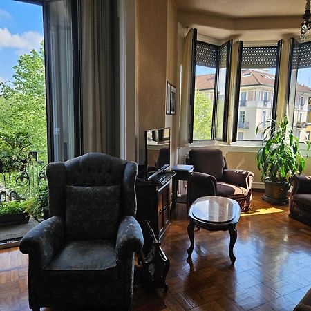 Homegallery - Elegante Appartamento Milanese Bagian luar foto