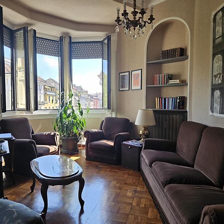 Homegallery - Elegante Appartamento Milanese Bagian luar foto