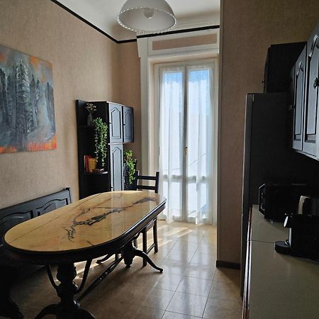 Homegallery - Elegante Appartamento Milanese Bagian luar foto