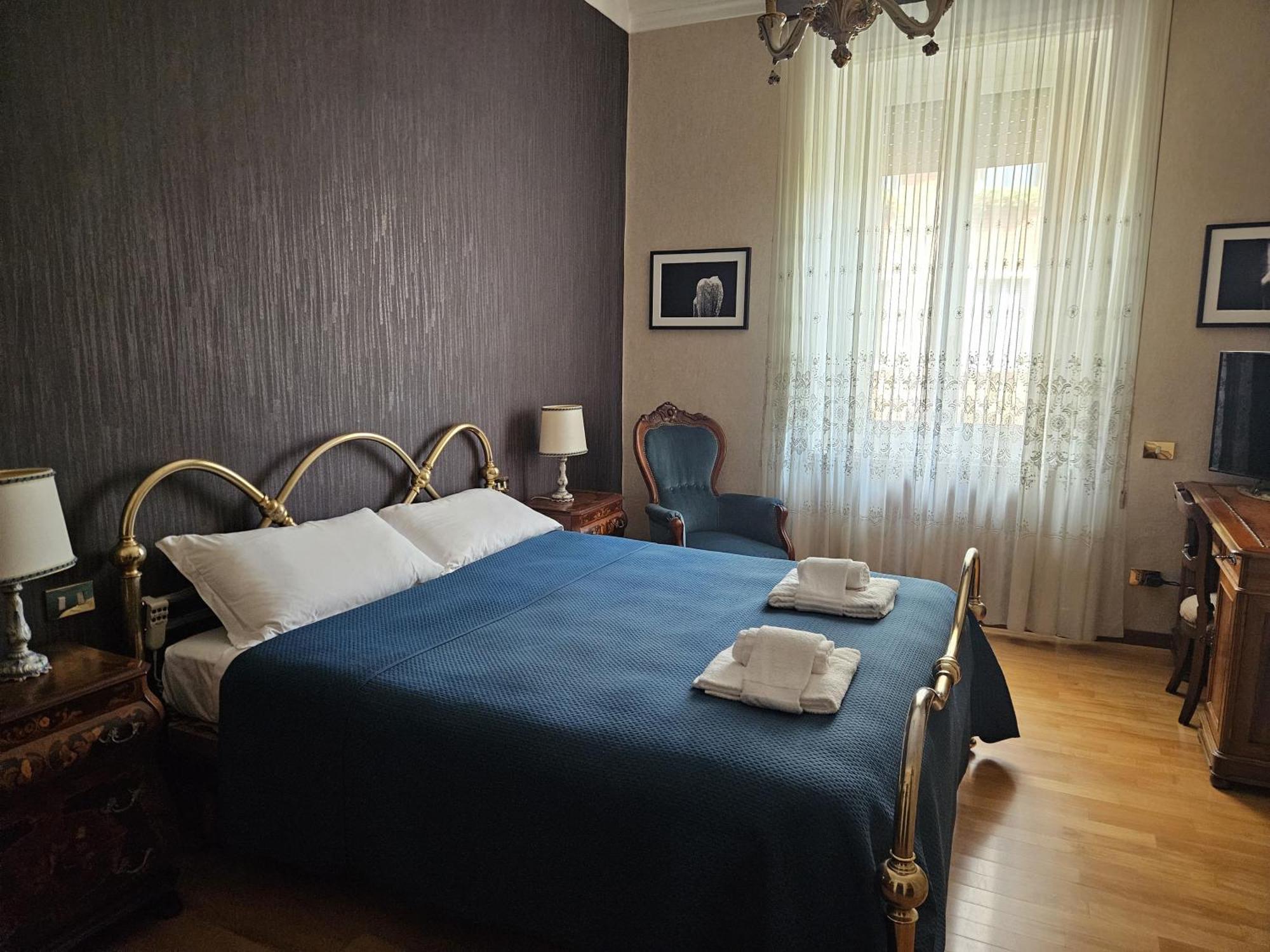 Homegallery - Elegante Appartamento Milanese Bagian luar foto